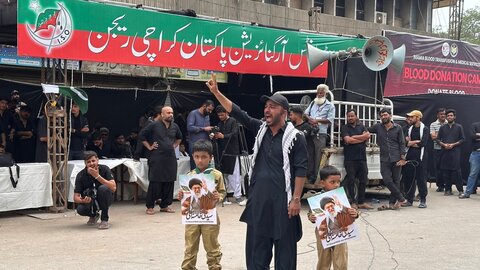 تصاویر | اقامه نماز ظهر عاشورا در کراچی با حضور عزاداران و حمل تصاویر رهبر معظم انقلاب