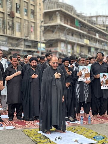 تصاویر | اقامه نماز ظهر عاشورا در کراچی با حضور عزاداران و حمل تصاویر رهبر معظم انقلاب