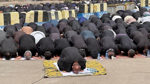 تصاویر | اقامه نماز ظهر عاشورا در کراچی با حضور عزاداران و حمل تصاویر رهبر معظم انقلاب