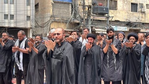 تصاویر | اقامه نماز ظهر عاشورا در کراچی با حضور عزاداران و حمل تصاویر رهبر معظم انقلاب