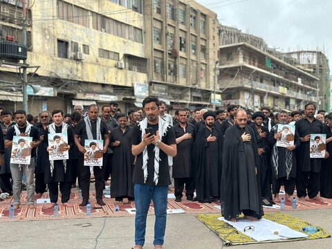 تصاویر | اقامه نماز ظهر عاشورا در کراچی با حضور عزاداران و حمل تصاویر رهبر معظم انقلاب