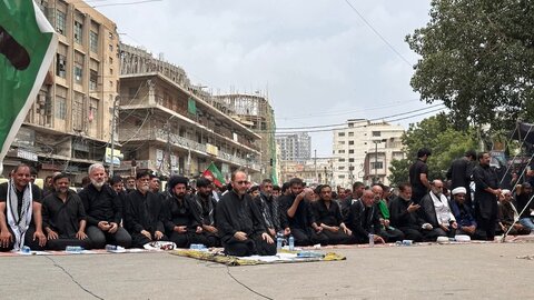 تصاویر | اقامه نماز ظهر عاشورا در کراچی با حضور عزاداران و حمل تصاویر رهبر معظم انقلاب