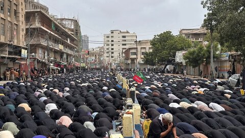 تصاویر | اقامه نماز ظهر عاشورا در کراچی با حضور عزاداران و حمل تصاویر رهبر معظم انقلاب