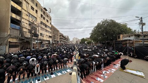 تصاویر | اقامه نماز ظهر عاشورا در کراچی با حضور عزاداران و حمل تصاویر رهبر معظم انقلاب
