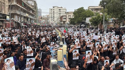 تصاویر | اقامه نماز ظهر عاشورا در کراچی با حضور عزاداران و حمل تصاویر رهبر معظم انقلاب