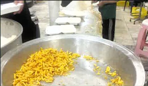 تصاویر/توزیع بیش از ۲۶۰۰ پرس غذای نذری در ساوه