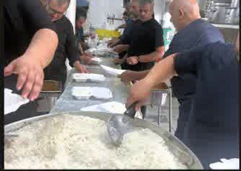 تصاویر/توزیع بیش از ۲۶۰۰ پرس غذای نذری در ساوه