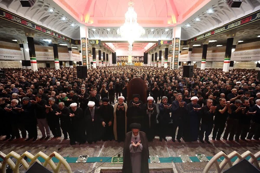 شکوه اقامه نمازظهر عاشورا در ام‌القرای جهان اسلام + فیلم و عکس