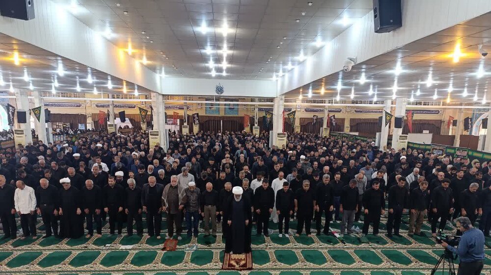 نماز ظهر عاشورا با حضور پرشور عزاداران حسینی در بوشهر اقامه شد+ عکس