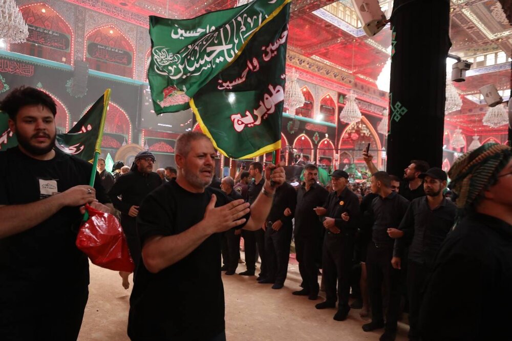 فیلم | کربلاء میزبان «دسته عزاداری طویریج» با شعار «لَبَّیْک یَا حُسَیْن»