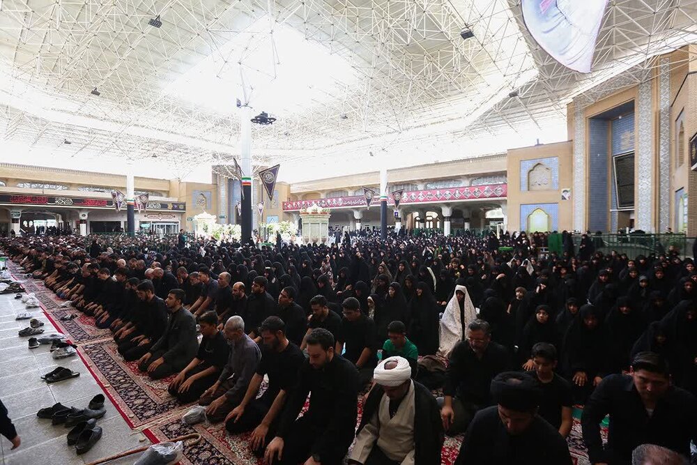 شکوه اقامه نمازظهر عاشورا در ام‌القرای جهان اسلام