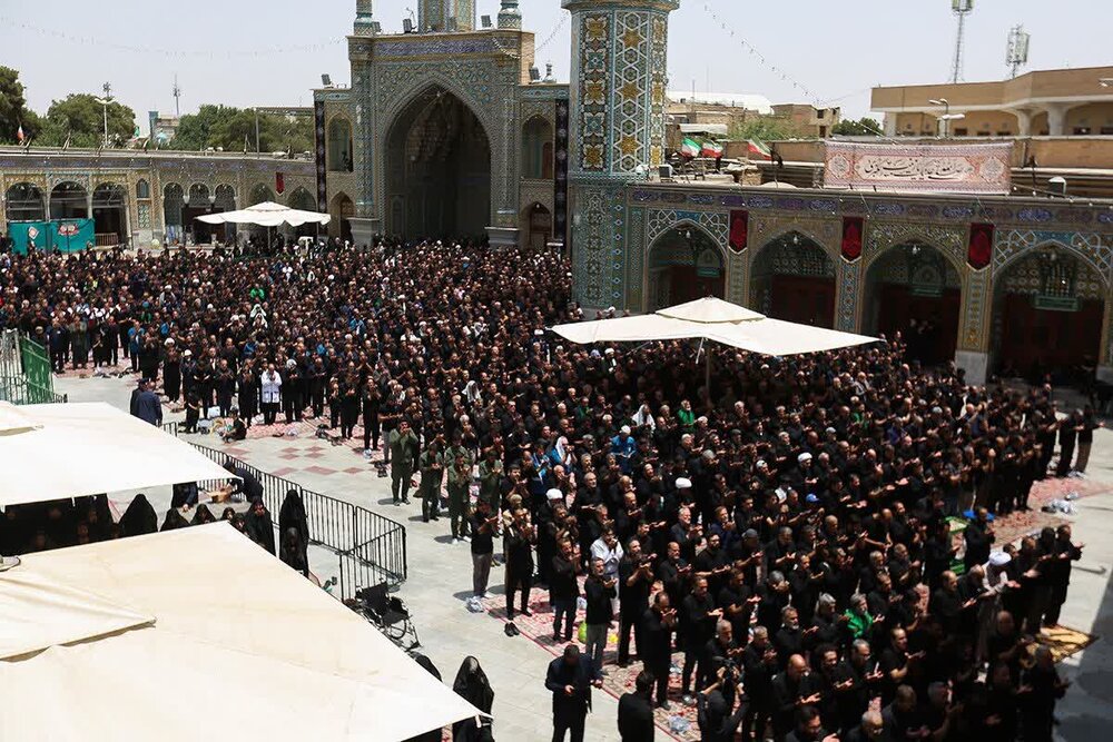 شکوه اقامه نمازظهر عاشورا در ام‌القرای جهان اسلام
