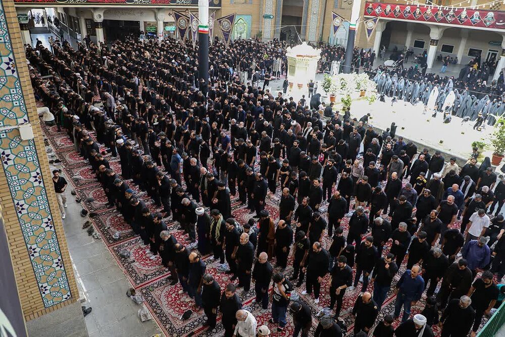 شکوه اقامه نمازظهر عاشورا در ام‌القرای جهان اسلام