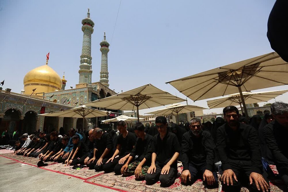 شکوه اقامه نمازظهر عاشورا در ام‌القرای جهان اسلام