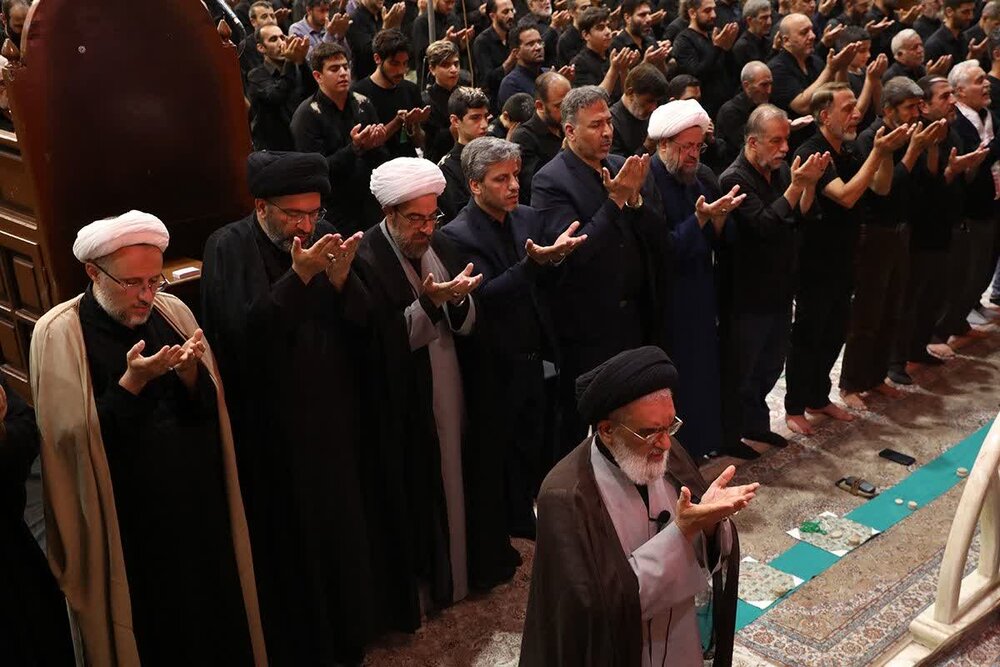 شکوه اقامه نمازظهر عاشورا در ام‌القرای جهان اسلام