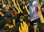 البحرينيون يرفعون صور الإمام الخامنئي والفقيه عيسى قاسم في مواكب عاشوراء
