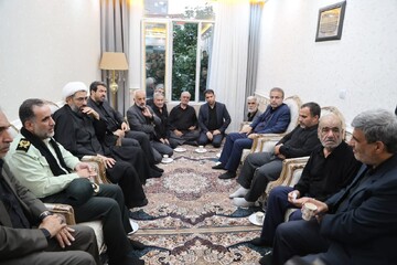 حضور امام جمعه همدان در منزل شهید عباس حیدری+تصاویر
