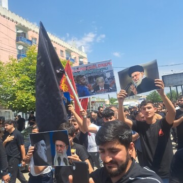 مسلمانان گرجستان با اهتزاز تصاویر رهبر معظم انقلاب ، همبستگی خود را با ملت ایران اعلام کردند