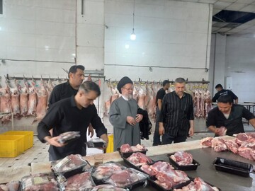 توزیع گوشت قربانی بین نیازمندان قم برای سلامتی امام خامنه‌ای
