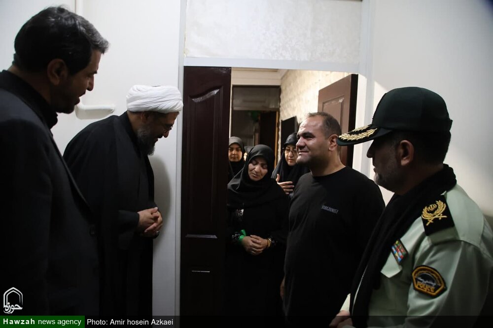 تصاویر / حضور امام جمعه همدان در منزل شهید عباس حیدری