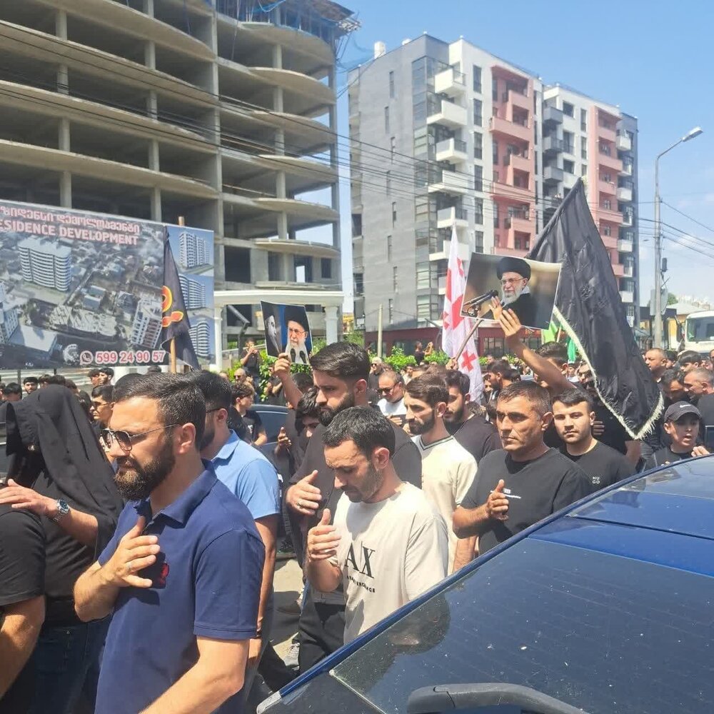 مسلمانان گرجستان با اهتزاز تصاویر رهبر معظم انقلاب ، همبستگی خود را با ملت ایران اعلام کردند