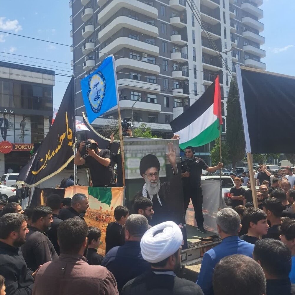 مسلمانان گرجستان با اهتزاز تصاویر رهبر معظم انقلاب ، همبستگی خود را با ملت ایران اعلام کردند