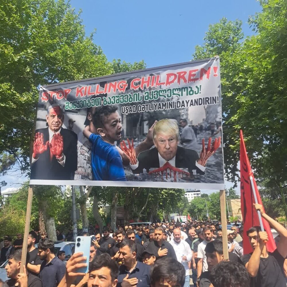 مسلمانان گرجستان با اهتزاز تصاویر رهبر معظم انقلاب ، همبستگی خود را با ملت ایران اعلام کردند