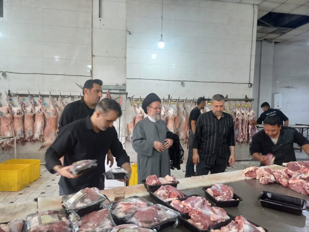توزیع گوشت قربانی بین نیازمندان قم برای سلامتی امام خامنه‌ای