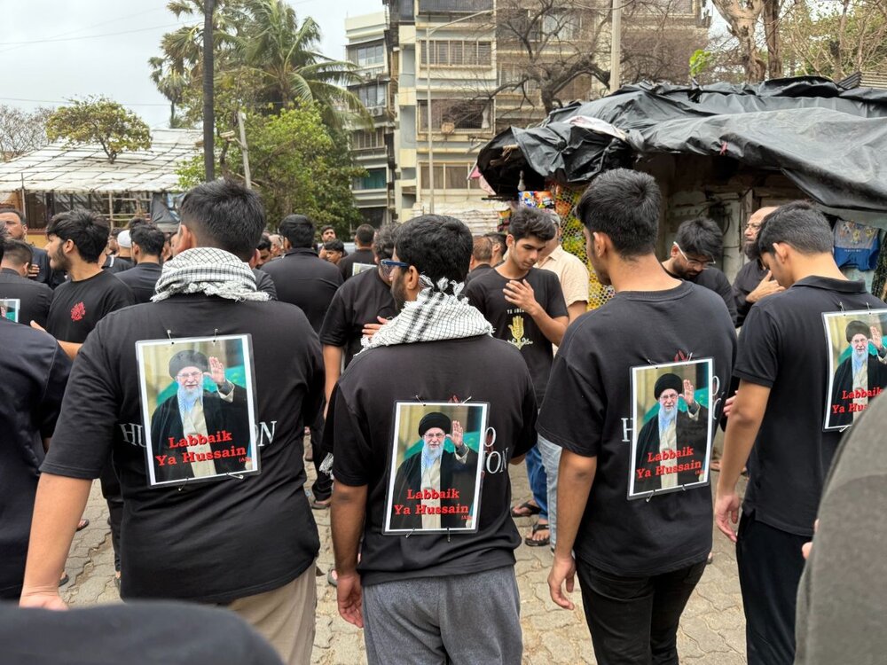 پورے ہندوستان میں یومِ عاشورا عقیدت و احترام سے منایا گیا؛ جلوسوں میں شہدائے کربلا کے علم اور رہبر انقلاب کی تصاویر نمایاں