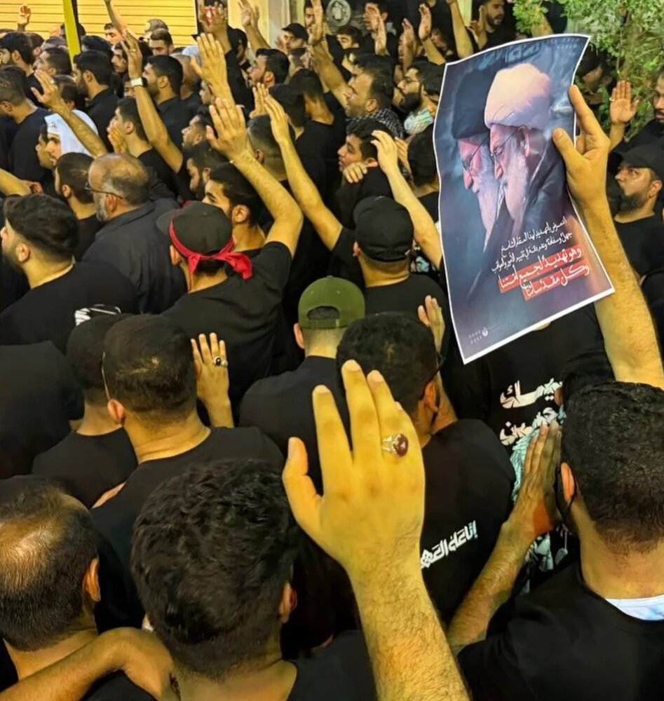 البحرينيون يرفعون صور الإمام الخامنئي والفقيه عيسى قاسم في مواكب عاشوراء