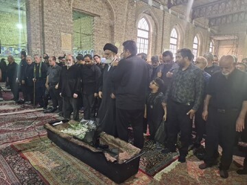 تشییع و خاکسپاری پیکر مادر «شهید علیرضا حمامیان» در کاشان