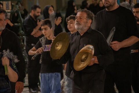 تصاویر/ سوگواره هیئات مذهبی آران وبیدگل 12 محرم در حرم مطهر پیام‌آور واقعه عاشورا به ایران،