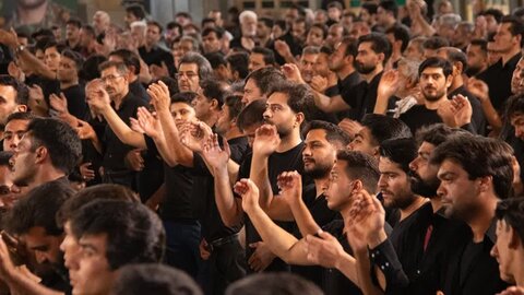 تصاویر/ سوگواره هیئات مذهبی آران وبیدگل 12 محرم در حرم مطهر پیام‌آور واقعه عاشورا به ایران،