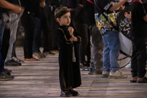 تصاویر/ سوگواره هیئات مذهبی آران وبیدگل 12 محرم در حرم مطهر پیام‌آور واقعه عاشورا به ایران،