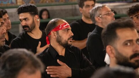 تصاویر/ سوگواره هیئات مذهبی آران وبیدگل 12 محرم در حرم مطهر پیام‌آور واقعه عاشورا به ایران،