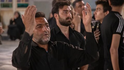 تصاویر/ سوگواره هیئات مذهبی آران وبیدگل 12 محرم در حرم مطهر پیام‌آور واقعه عاشورا به ایران،