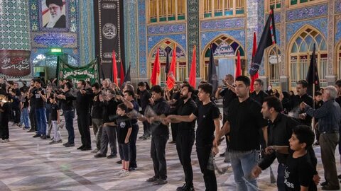 تصاویر/ سوگواره هیئات مذهبی آران وبیدگل 12 محرم در حرم مطهر پیام‌آور واقعه عاشورا به ایران،