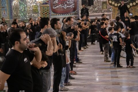 تصاویر/ سوگواره هیئات مذهبی آران وبیدگل 12 محرم در حرم مطهر پیام‌آور واقعه عاشورا به ایران،