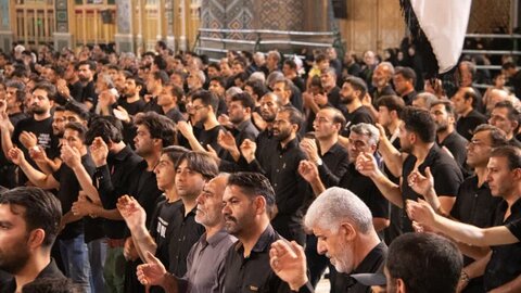 تصاویر/ سوگواره هیئات مذهبی آران وبیدگل 12 محرم در حرم مطهر پیام‌آور واقعه عاشورا به ایران،