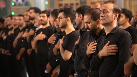 تصاویر/ سوگواره هیئات مذهبی آران وبیدگل 12 محرم در حرم مطهر پیام‌آور واقعه عاشورا به ایران،