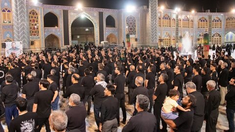 تصاویر/ سوگواره هیئات مذهبی آران وبیدگل 12 محرم در حرم مطهر پیام‌آور واقعه عاشورا به ایران،