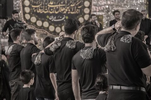 تصاویر/ سوگواره هیئات مذهبی آران وبیدگل 12 محرم در حرم مطهر پیام‌آور واقعه عاشورا به ایران،