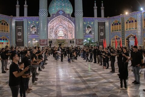 تصاویر/ سوگواره هیئات مذهبی آران وبیدگل 12 محرم در حرم مطهر پیام‌آور واقعه عاشورا به ایران،