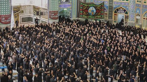 تصاویر/ سوگواره هیئات مذهبی آران وبیدگل 12 محرم در حرم مطهر پیام‌آور واقعه عاشورا به ایران،