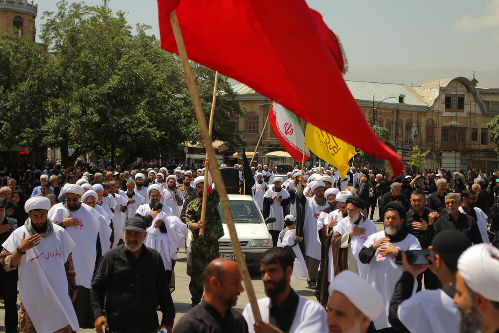 فیلم | روحانیون کفن پوش همدانی در میدان