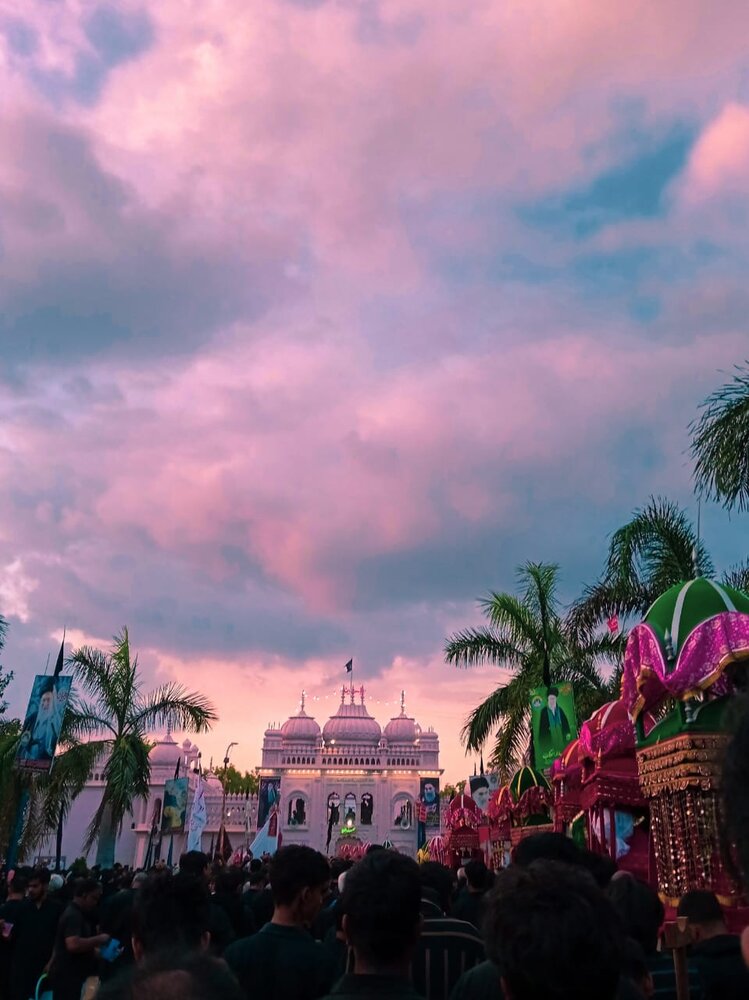 پورے ہندوستان میں یومِ عاشورا عقیدت و احترام سے منایا گیا؛ جلوس و شہروں میں شہدائے کربلا کے علم اور رہبر انقلاب کی تصاویر نمایاں