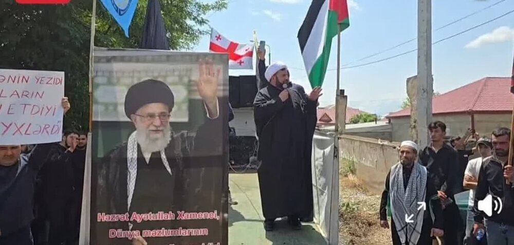 Waislamu wa Georgia wakiwa wamebeba picha za Kiongozi Mkuu wa Mapinduzi, wametangaza mshikamano wao na Taifa la Iran