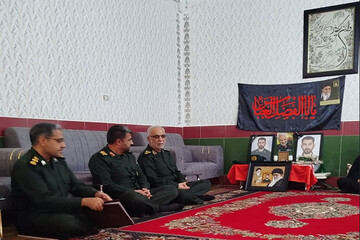 دیدار فرمانده سپاه نبی اکرم(ص) کرمانشاه با خانواده پاسدار شهید امیرحسین عبدی+ عکس