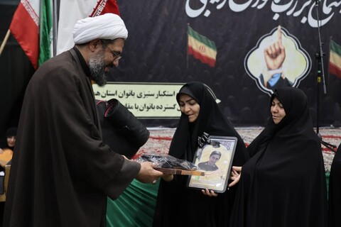 تصاویر / اجتماع بزرگ بانوان همدانی در حمایت از رهبر معظم انقلاب