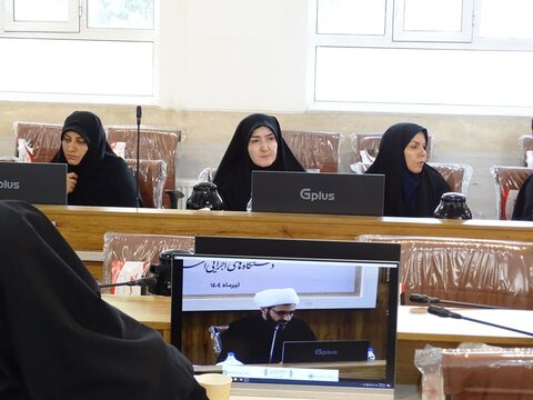 تصاویر گردهمایی مشاوران بانوان و مسئولان بسیج خواهران ادارات استان در حوزه علمیه خواهران استان اصفهان
